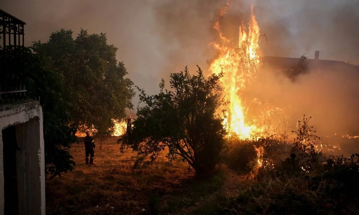 Θρίλερ στο Μακρυμάλλη: Αρνείται να εγκαταλείψει το σπίτι του ηλικιωμένος